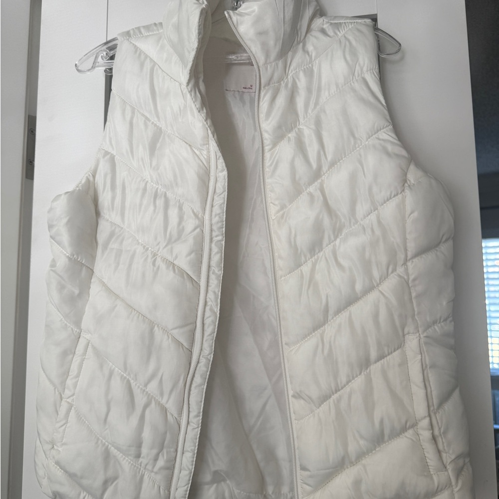 SO White Quilted Puffer Vest - Medium - Picture 12 of 13